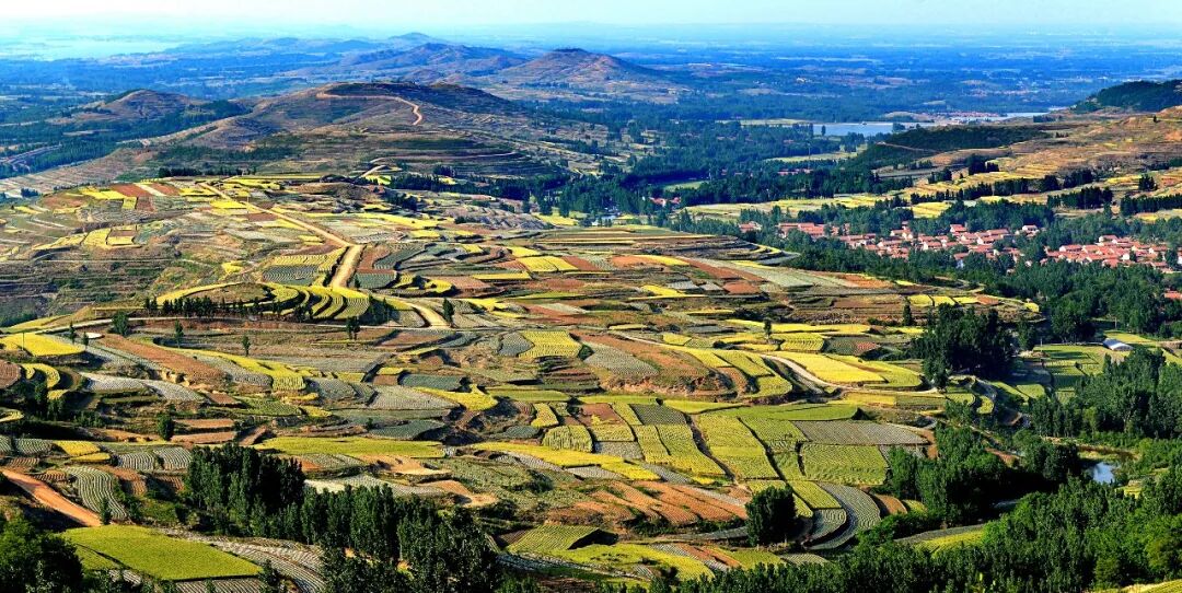 "安丘天路跨越留山,城顶山,摘月山五龙山,太平山等山脉全长130多公里