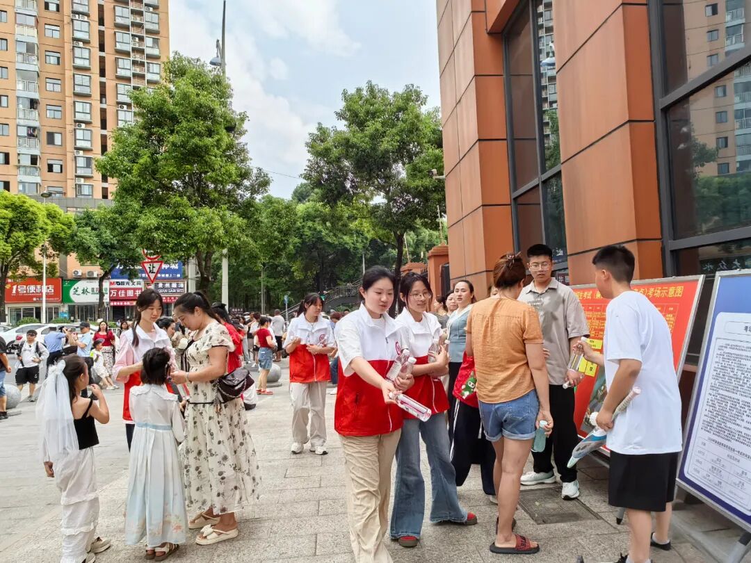 爱心助力·温情护航 | 铜仁共青团开展高考志愿服务活动