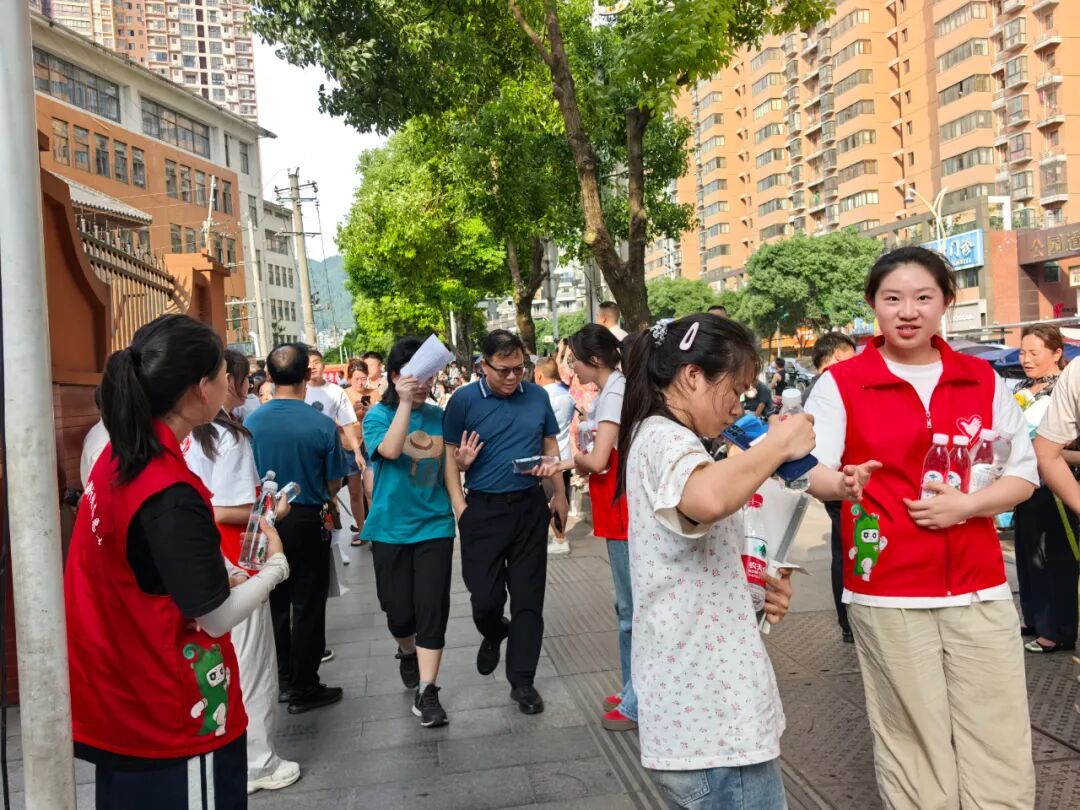 爱心助力·温情护航 | 铜仁共青团开展高考志愿服务活动