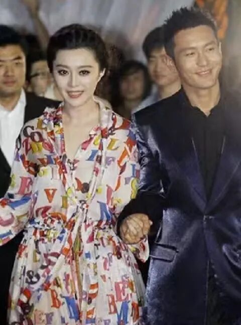 43岁范冰冰牵手46岁黄晓明，穿小粉裙娇滴滴，害羞的眼神好甜！