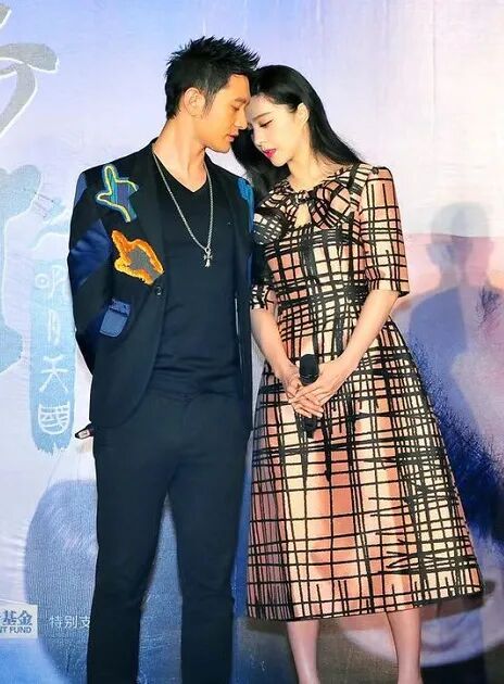 43岁范冰冰牵手46岁黄晓明，穿小粉裙娇滴滴，害羞的眼神好甜！