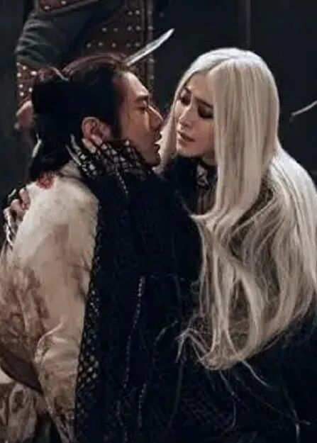 43岁范冰冰牵手46岁黄晓明，穿小粉裙娇滴滴，害羞的眼神好甜！