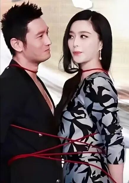 43岁范冰冰牵手46岁黄晓明，穿小粉裙娇滴滴，害羞的眼神好甜！