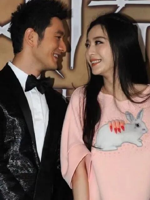 43岁范冰冰牵手46岁黄晓明，穿小粉裙娇滴滴，害羞的眼神好甜！