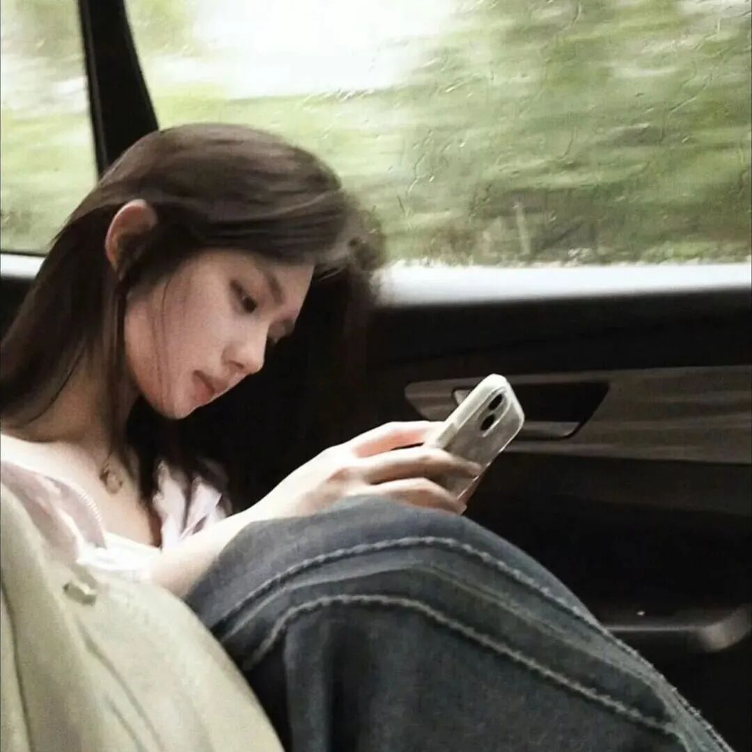 车内清冷侧脸女生头像