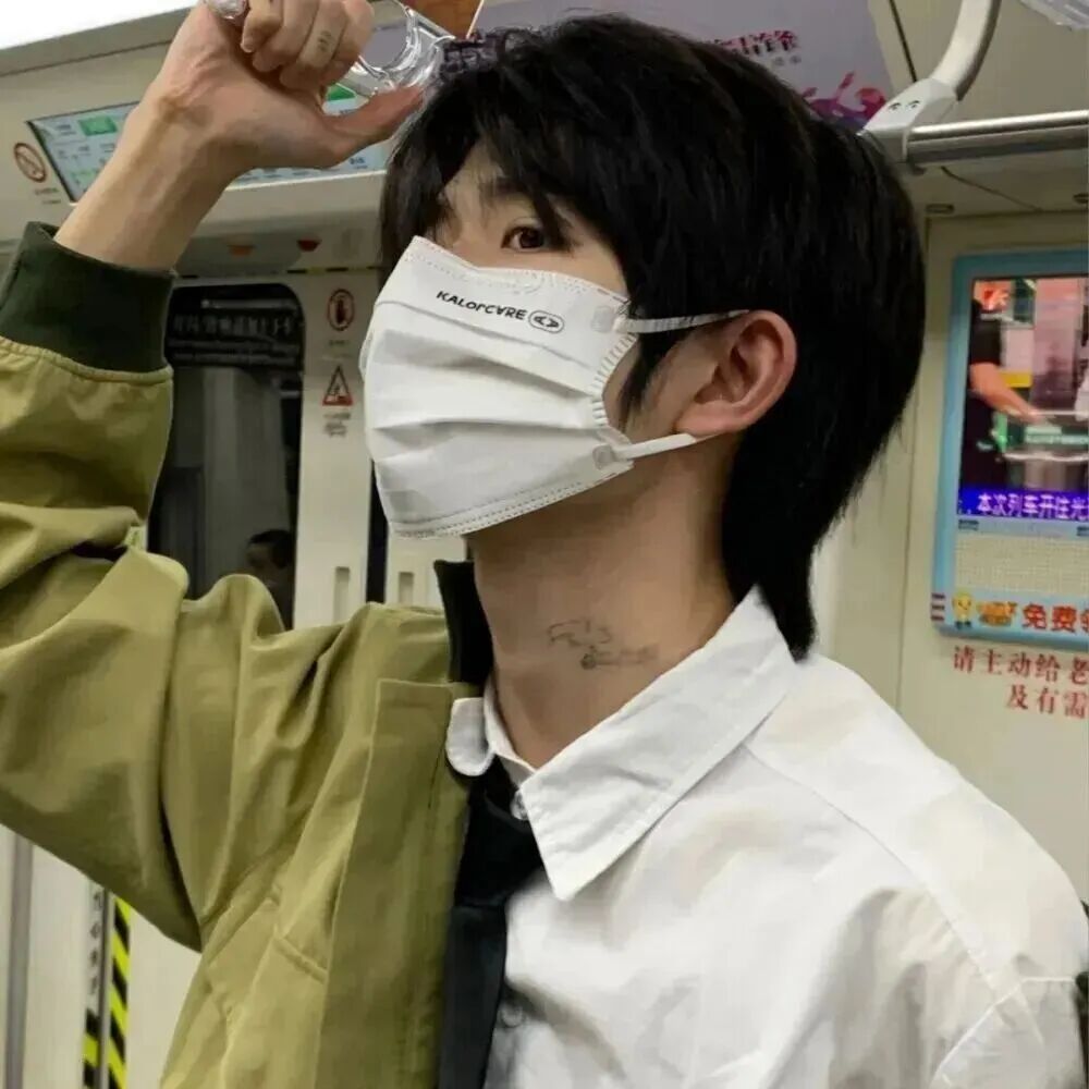 坐地铁个性口罩不露脸男生头像