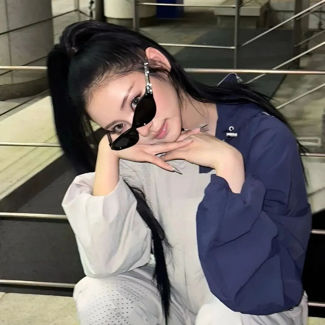 墨镜很飒女生头像