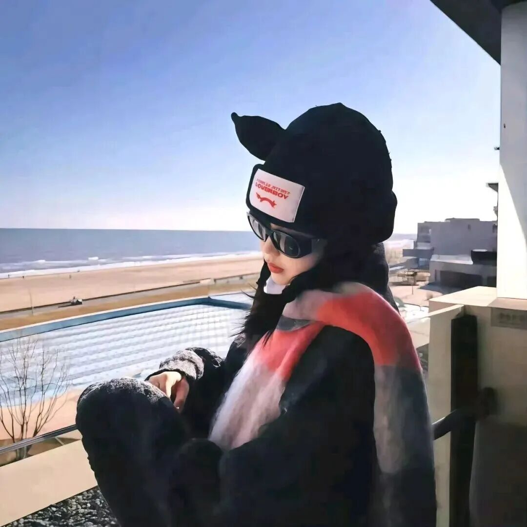 墨镜冷酷女生头像