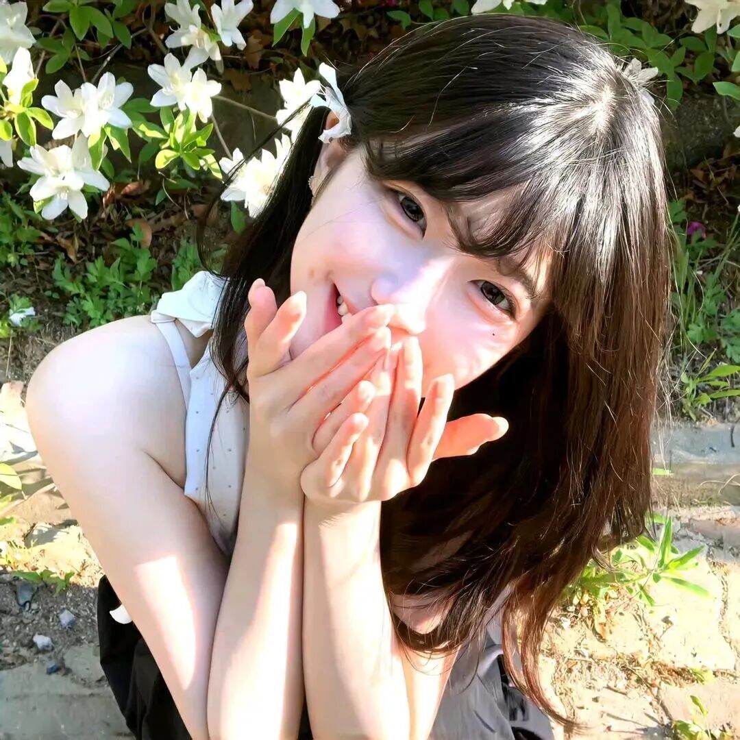 捂嘴甜美爱笑女生头像