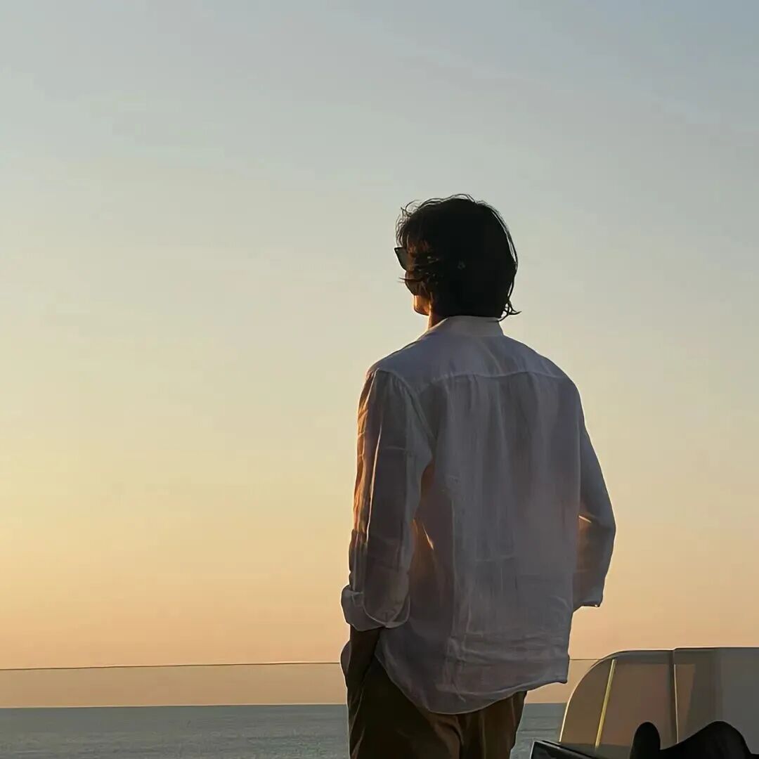 自由感背影不露脸男生头像