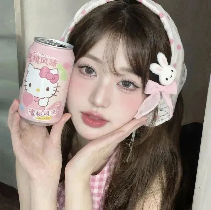 喝饮料甜妹女生头像