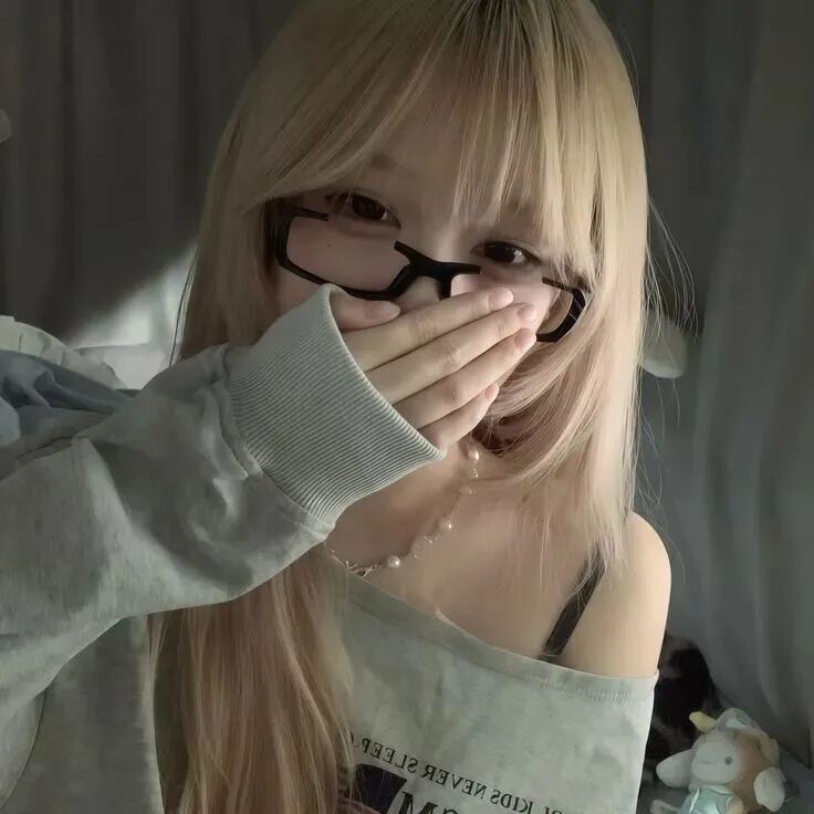 捂嘴纯欲女生头像