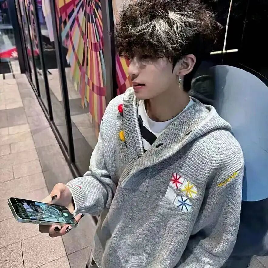 玩手机小众侧脸男生头像