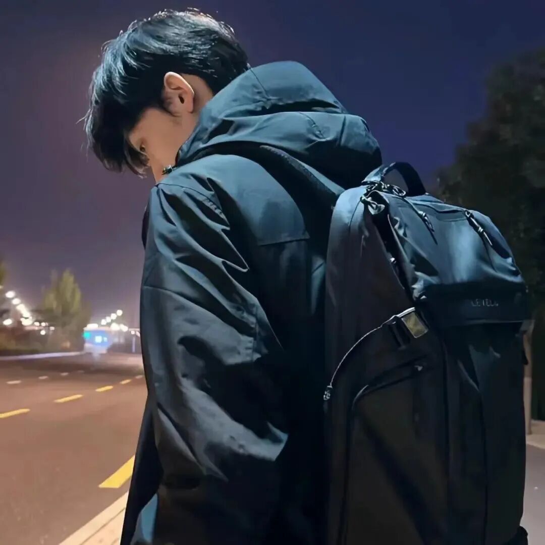 背包小众不露脸男生头像