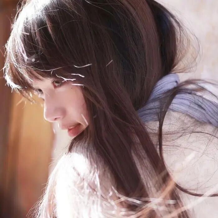 清冷侧脸女生头像