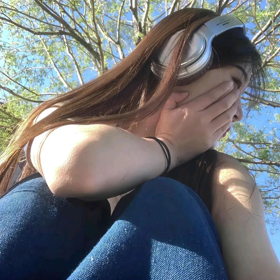 戴耳机清冷侧脸女生头像