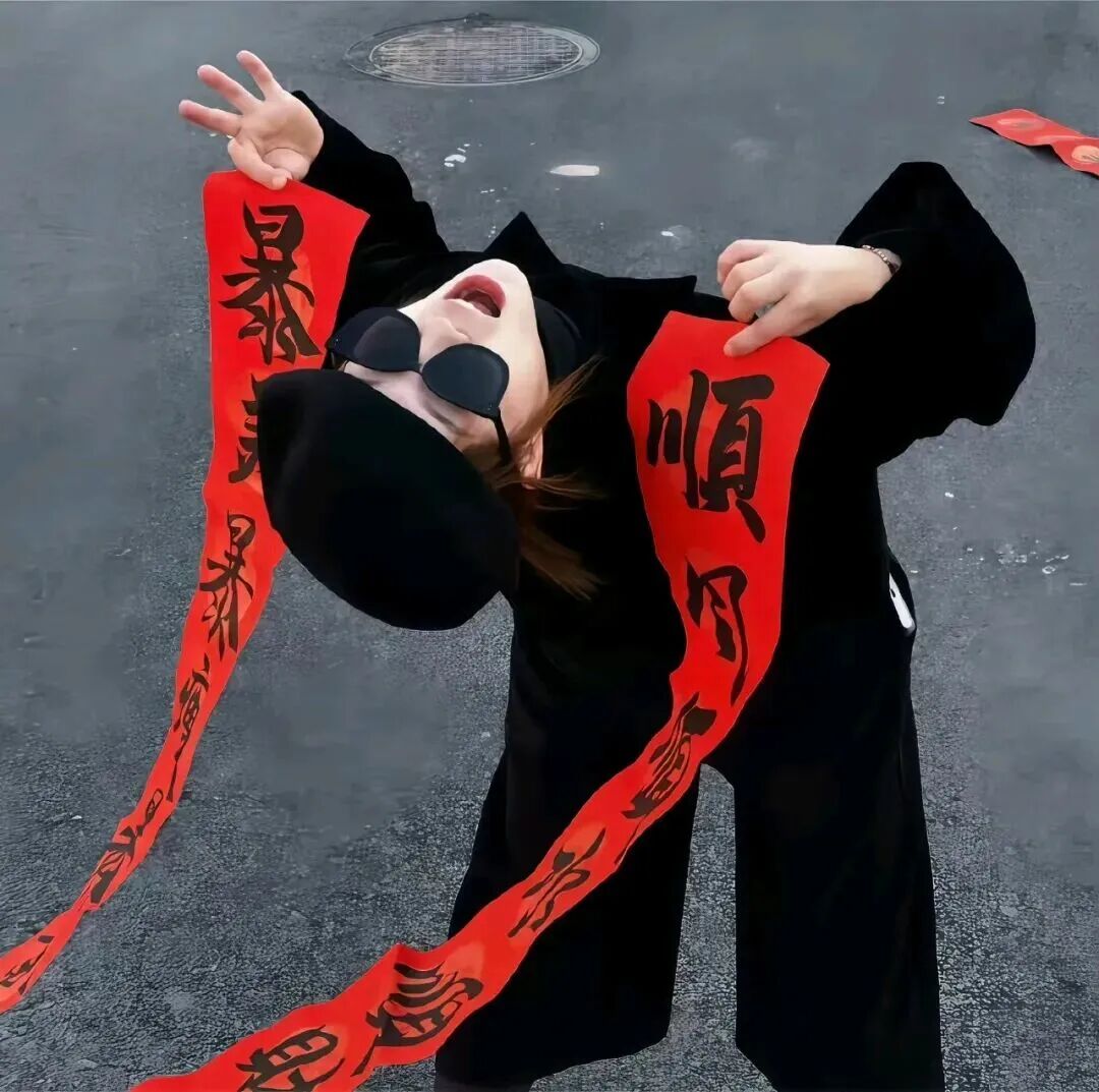 新年墨镜女生头像