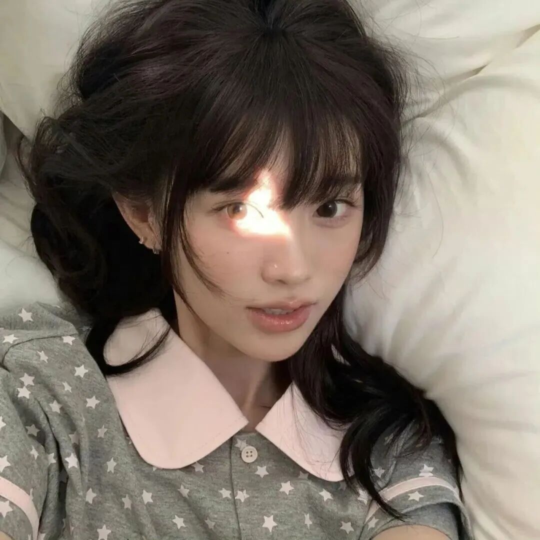 躺着清冷女生头像