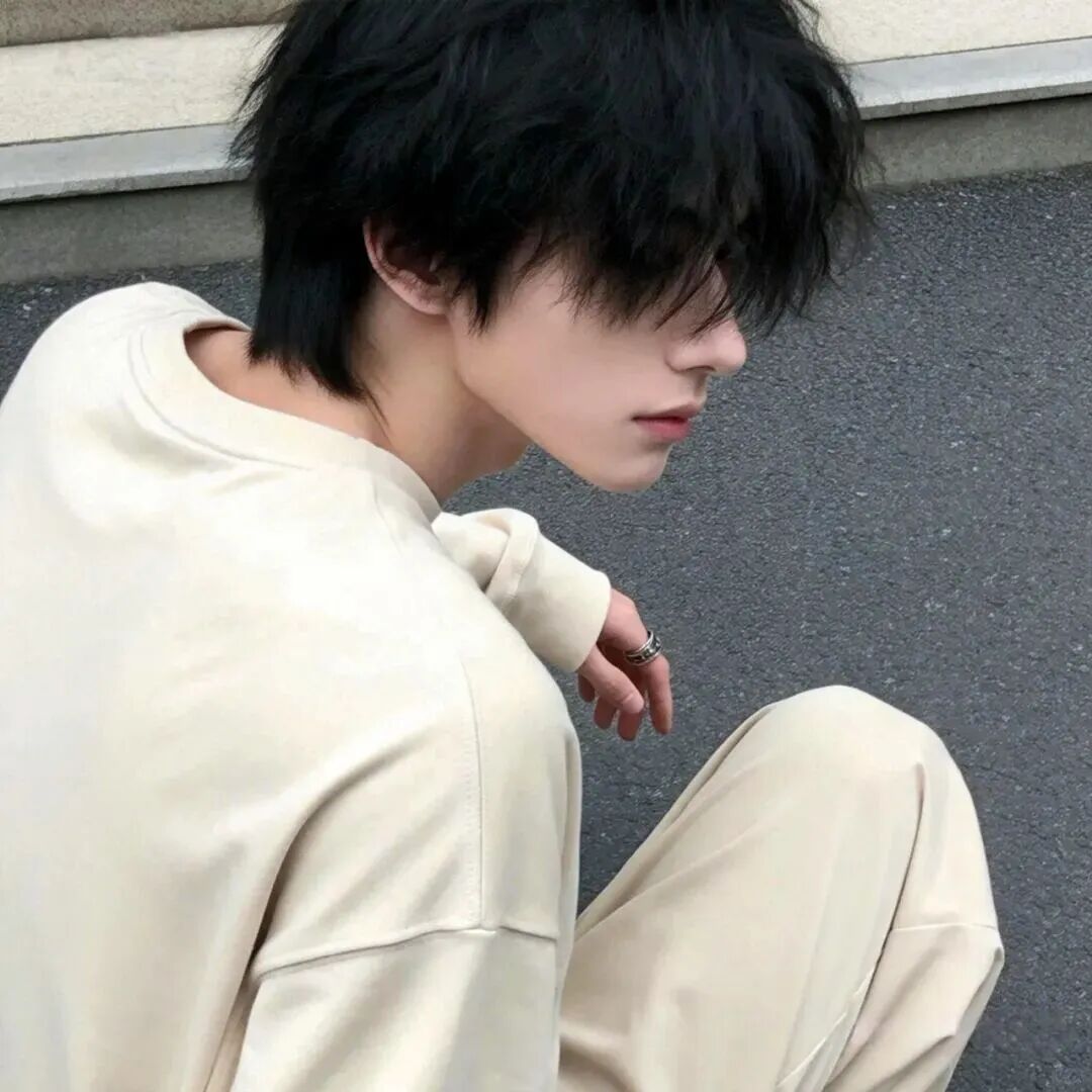 权威侧脸男生头像