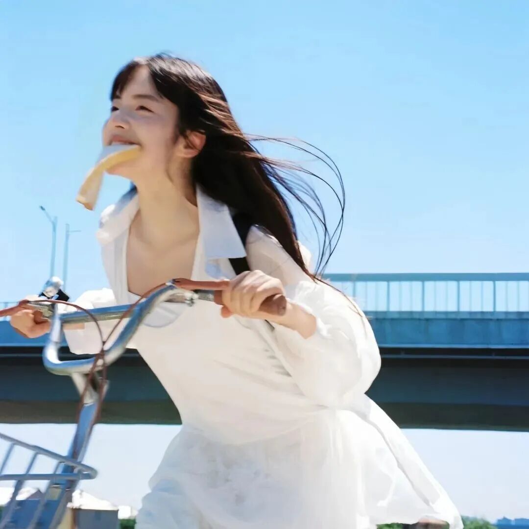 骑单车侧脸清冷女生头像