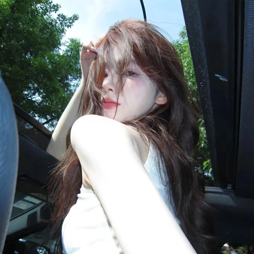 坐车清冷女生头像
