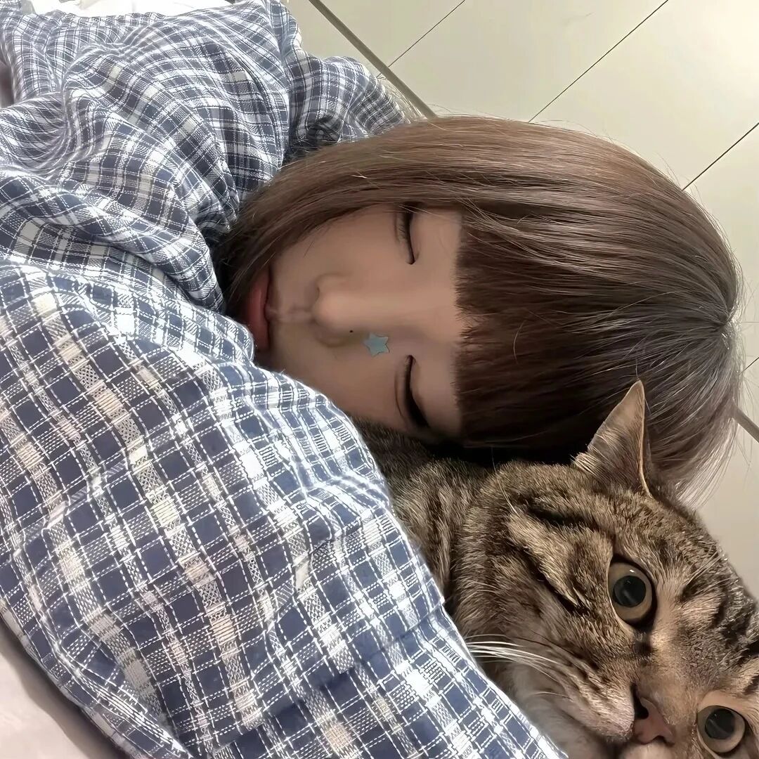 躺着甜妹女生头像