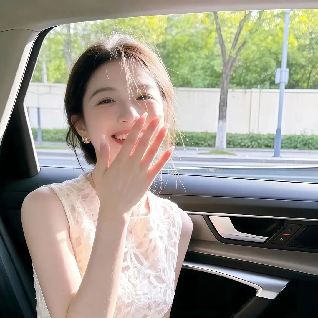 车内爱笑甜美女生头像