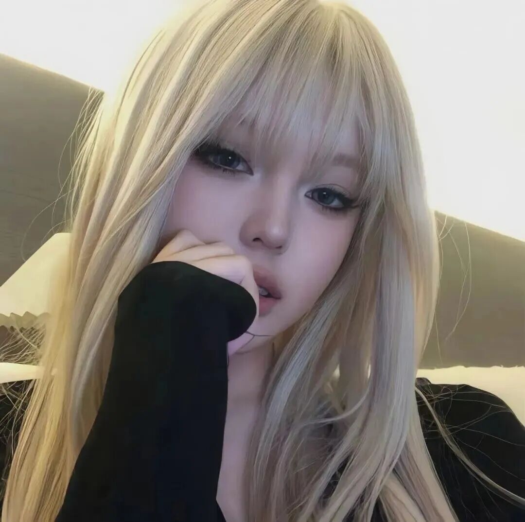 捂嘴很飒女生头像