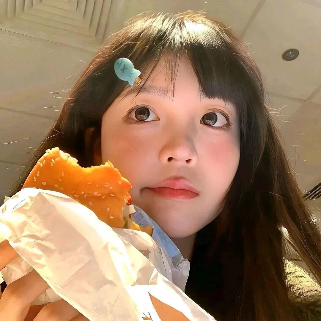 吃汉堡小众女生头像