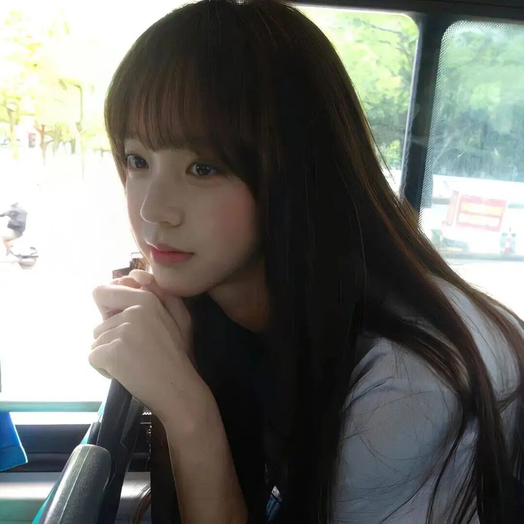 公交车内甜美侧脸女生头像