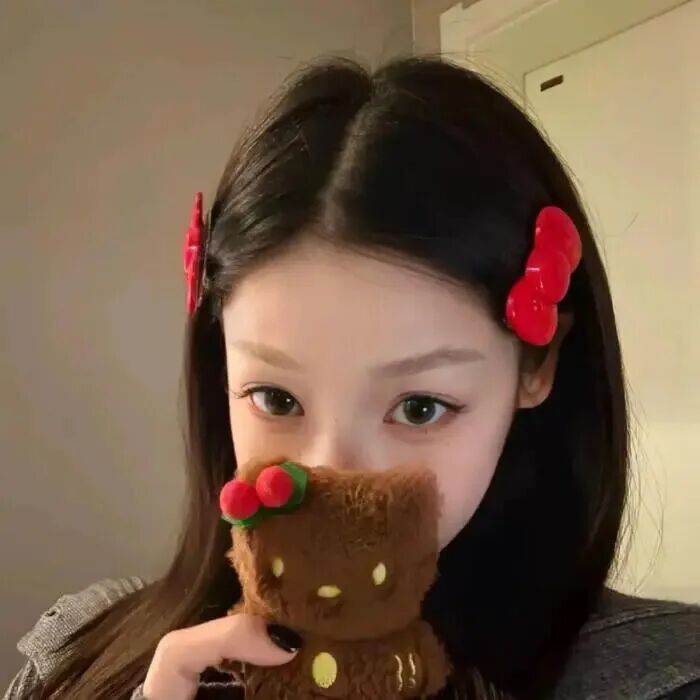 玩偶捂嘴甜妹女生头像