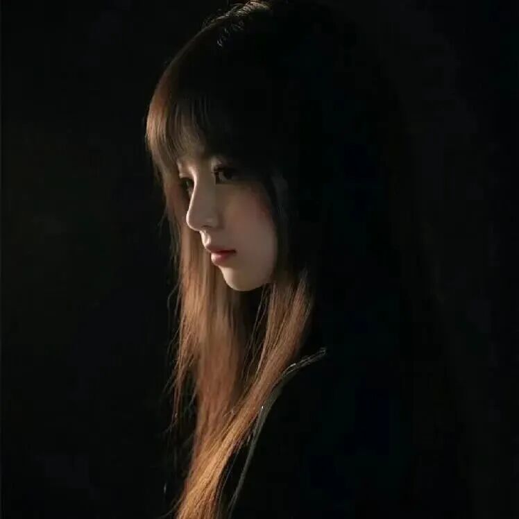 暗黑侧脸女生头像