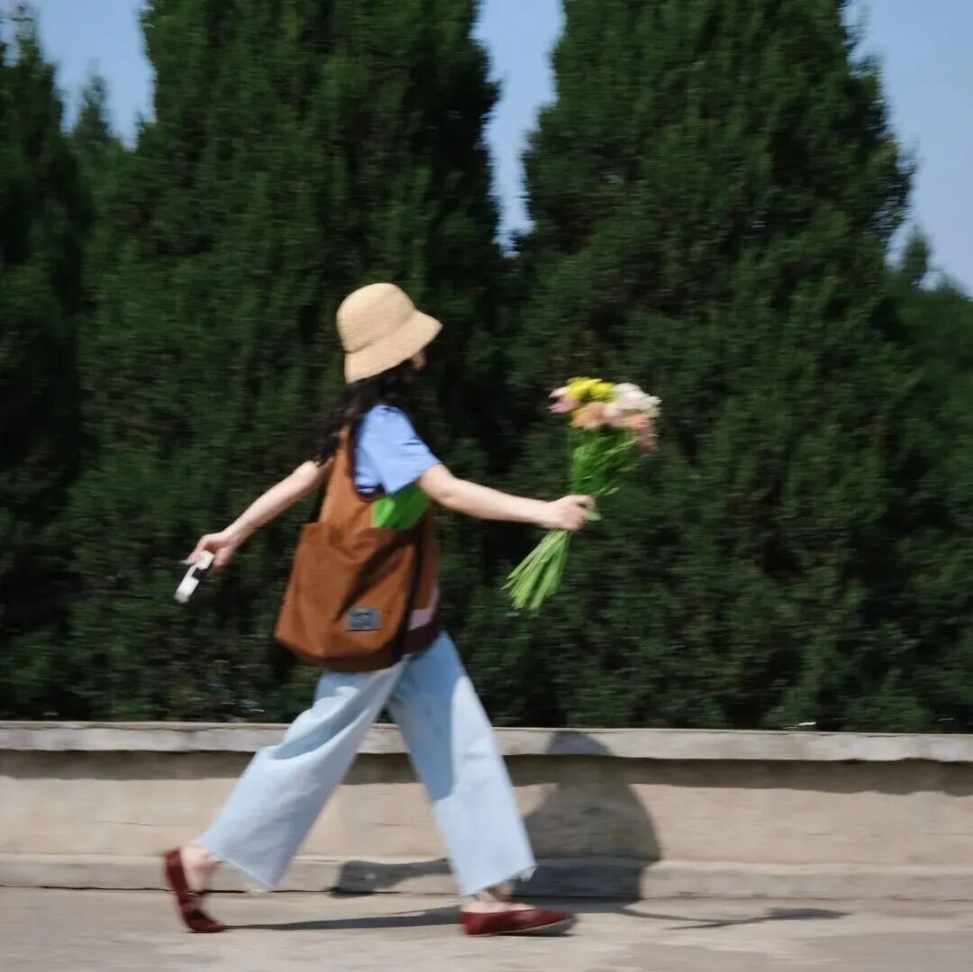 鲜花自由感不露脸女生头像
