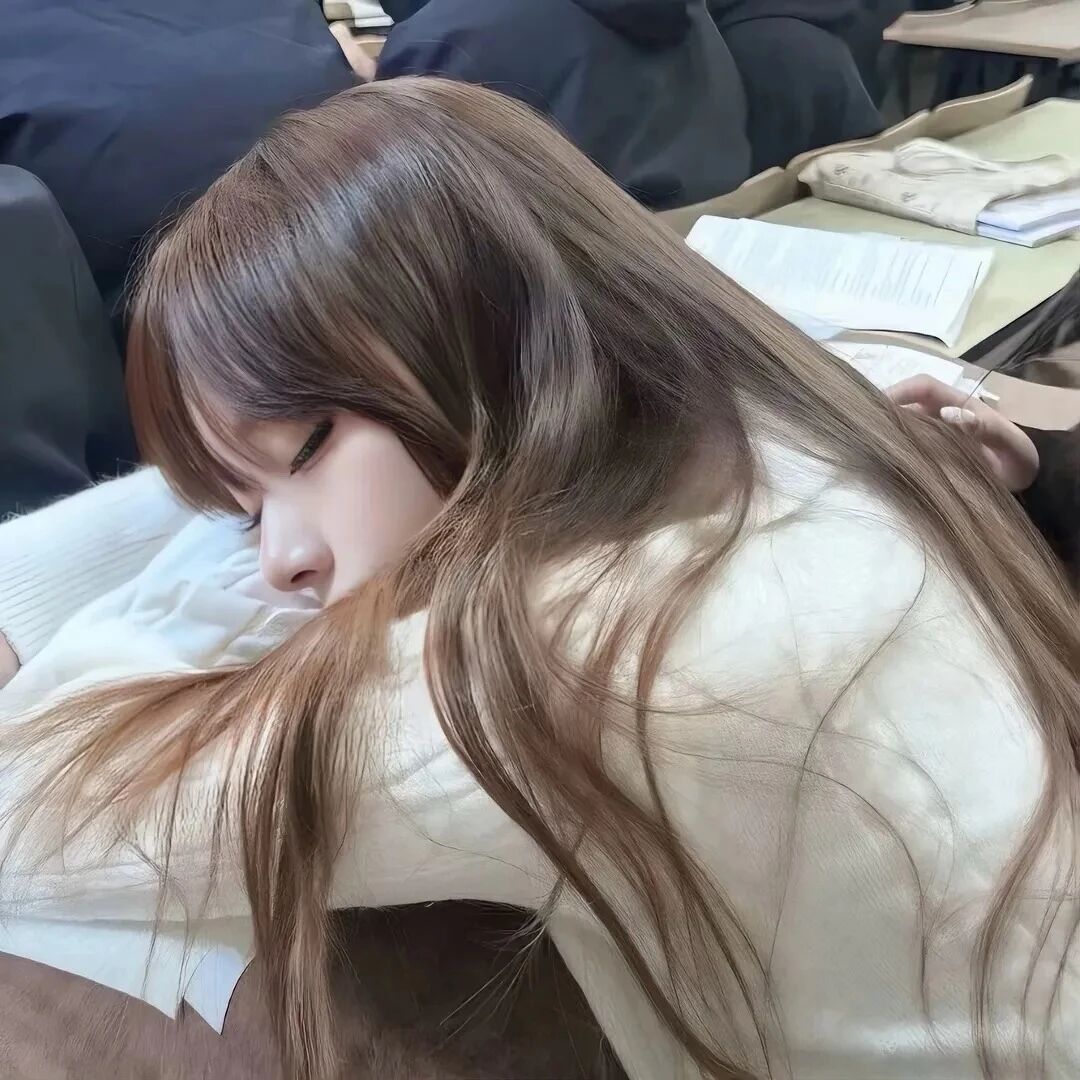 趴着睡少萝侧脸女生头像