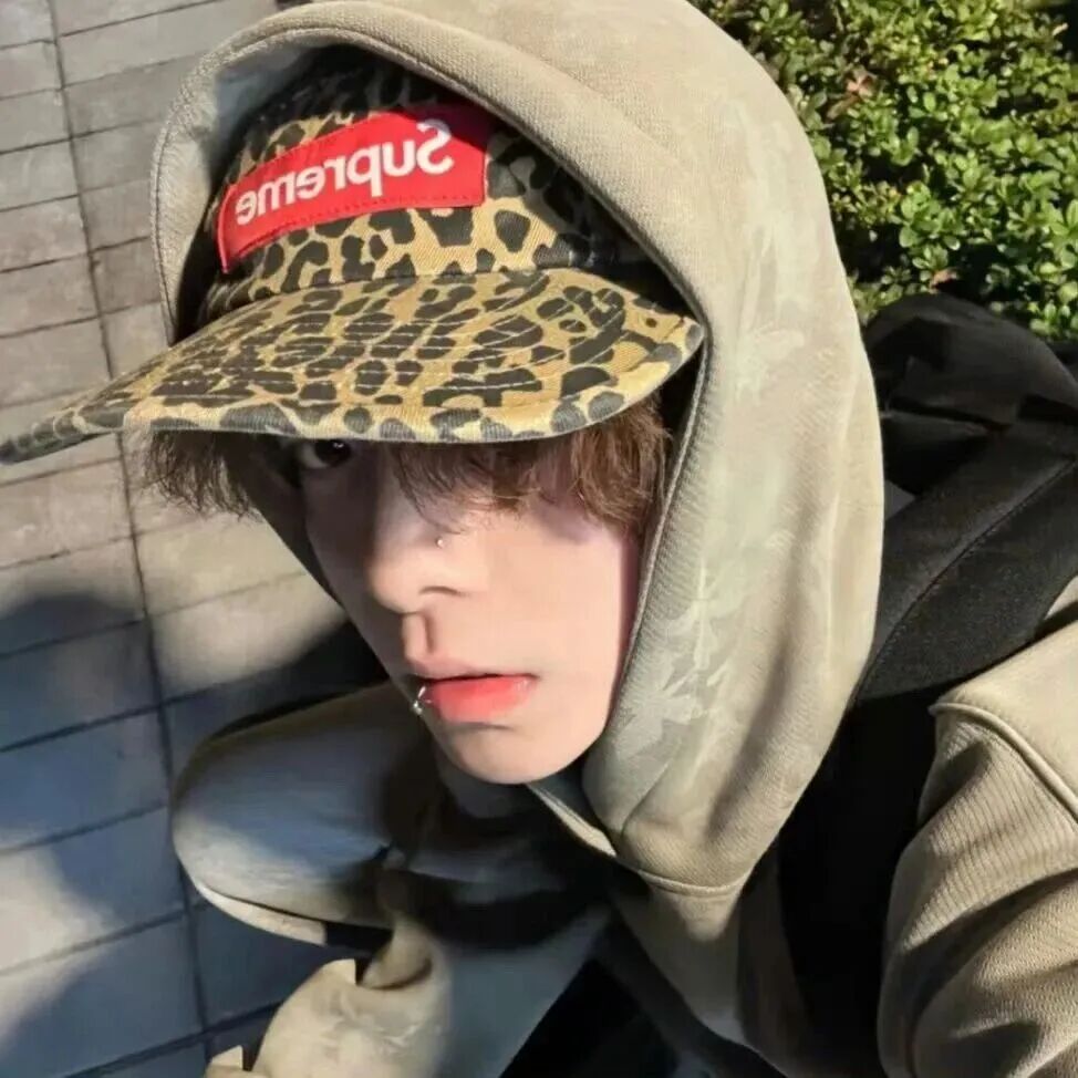 蹲着个性男生头像