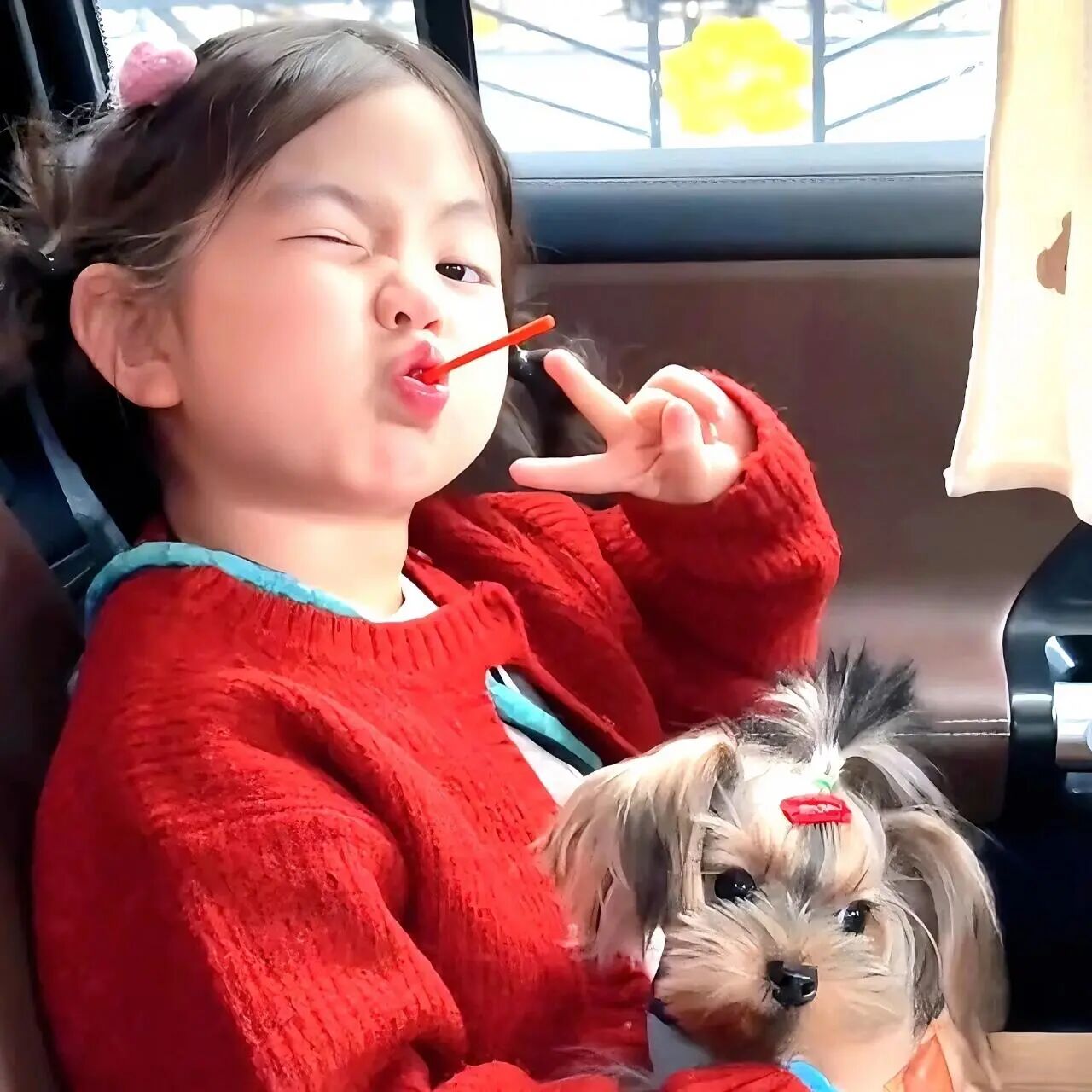 新年剪刀手萌娃小女孩头像