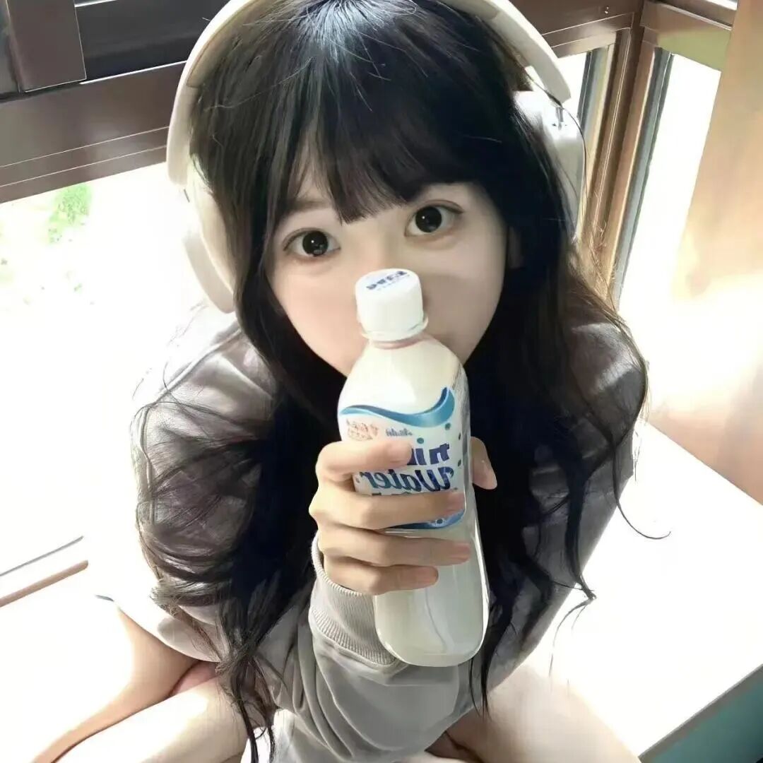 戴耳机喝饮料甜妹女生头像