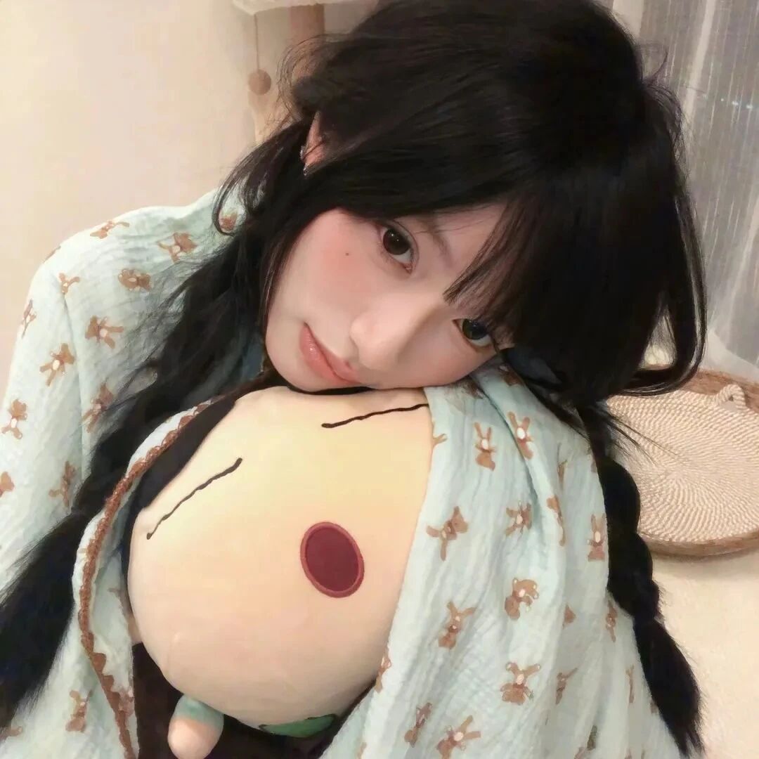 抱着玩偶少萝女生头像