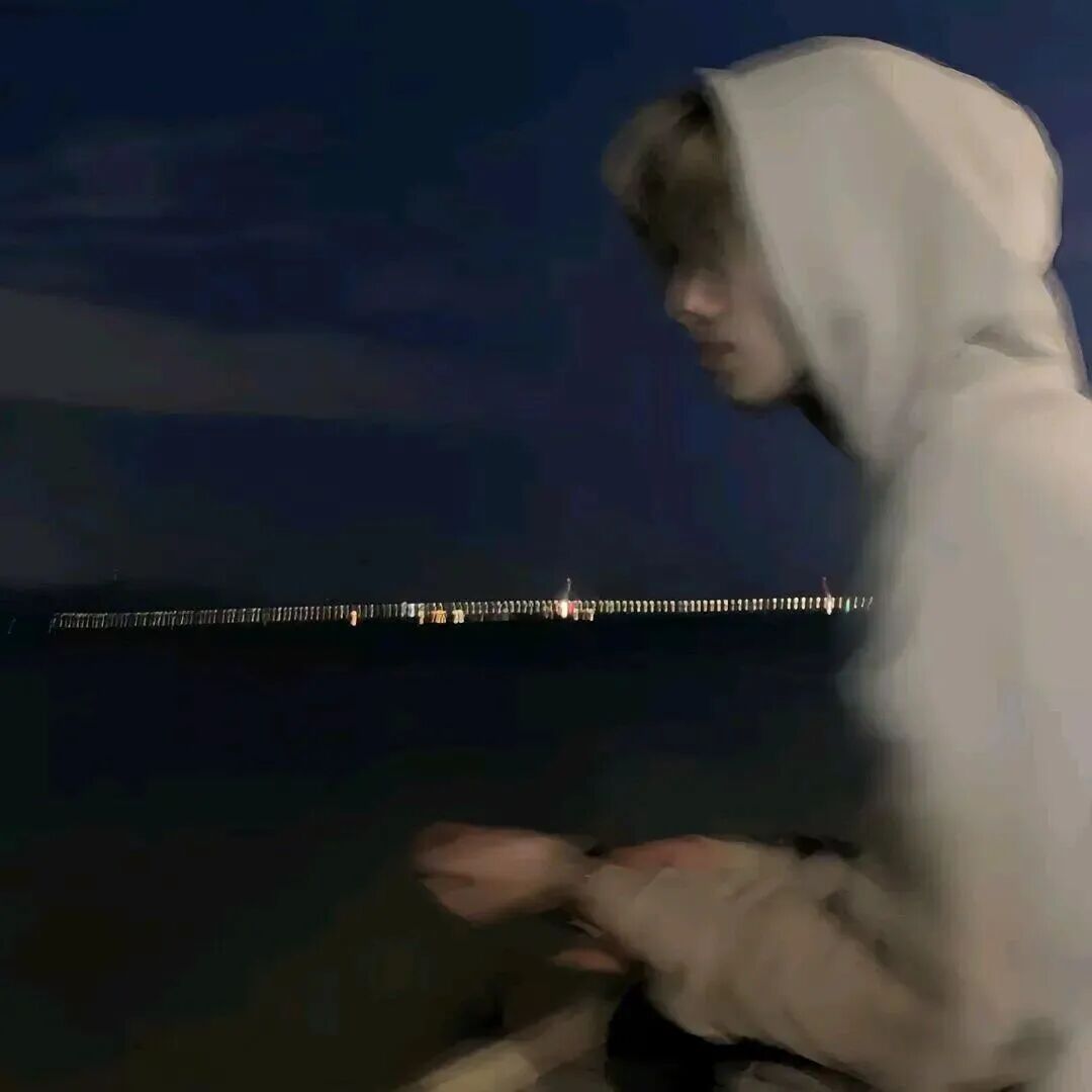 海边帅气侧脸男生头像