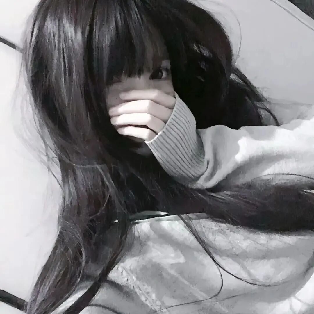 捂嘴清冷女生头像