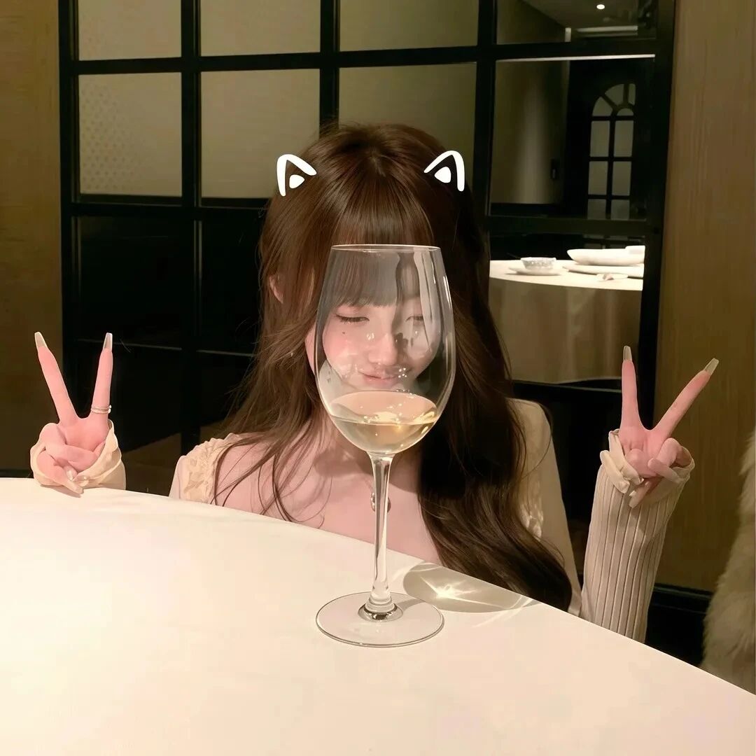 剪刀手纯欲女生头像