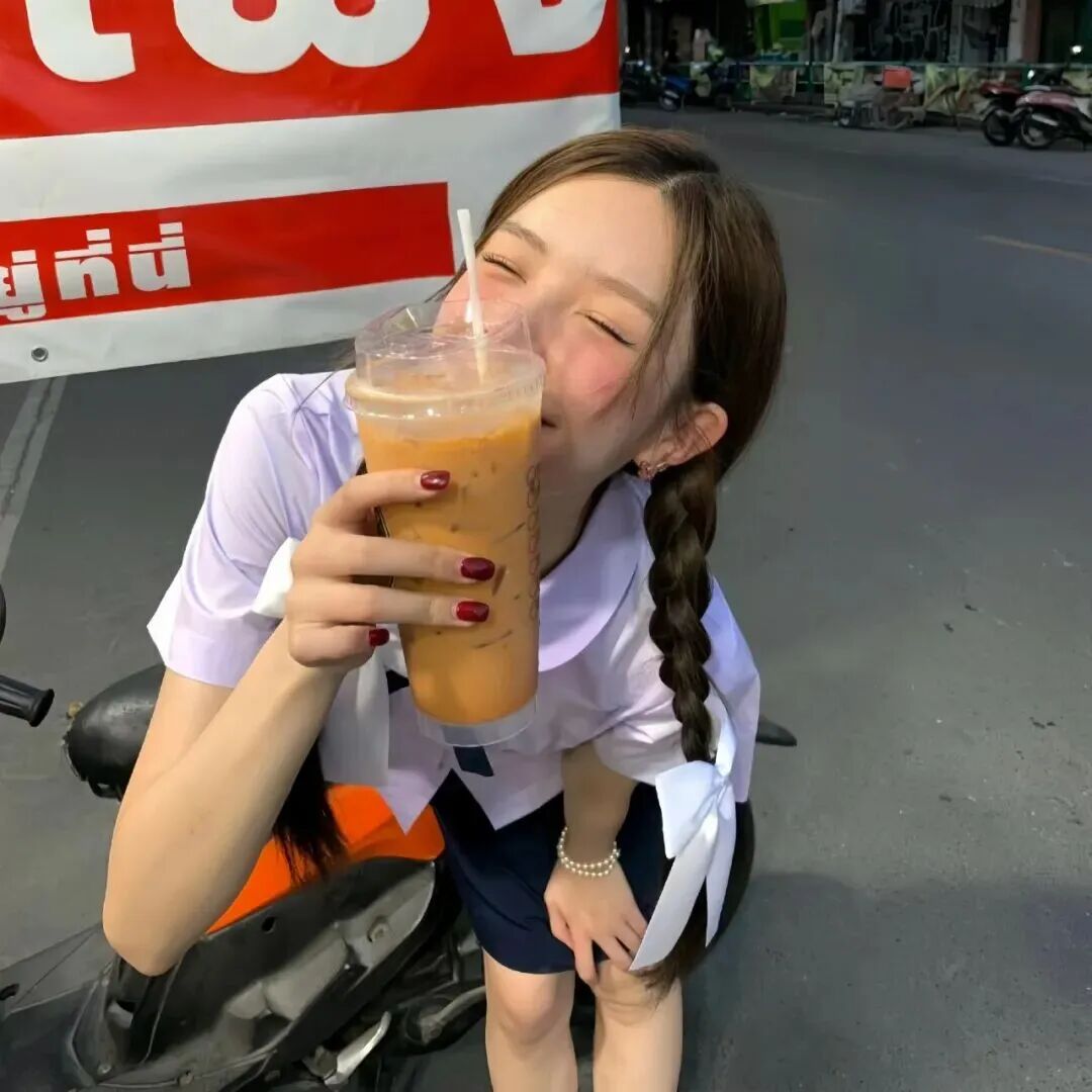 喝咖啡甜美爱笑女生头像