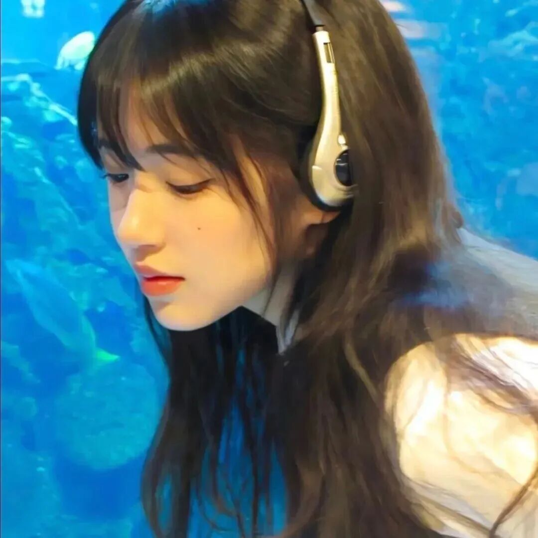戴耳机清冷侧脸女生头像
