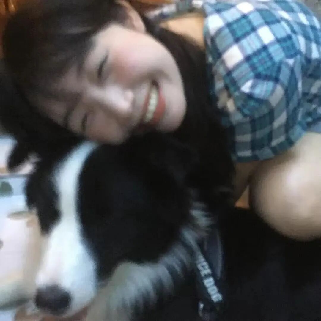 古早感抱着狗狗女生头像