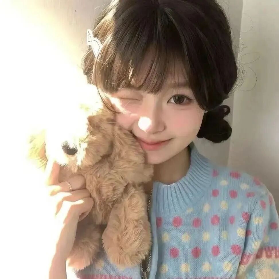 拿着玩偶少萝女生头像