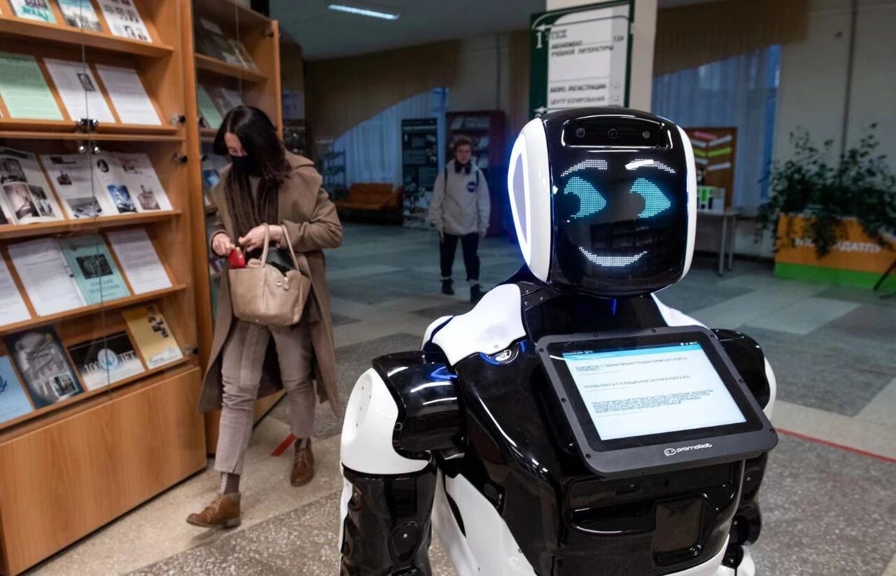 十年卖2.7万台，孙正义的人形机器人倒了，下个十年能站起来吗？