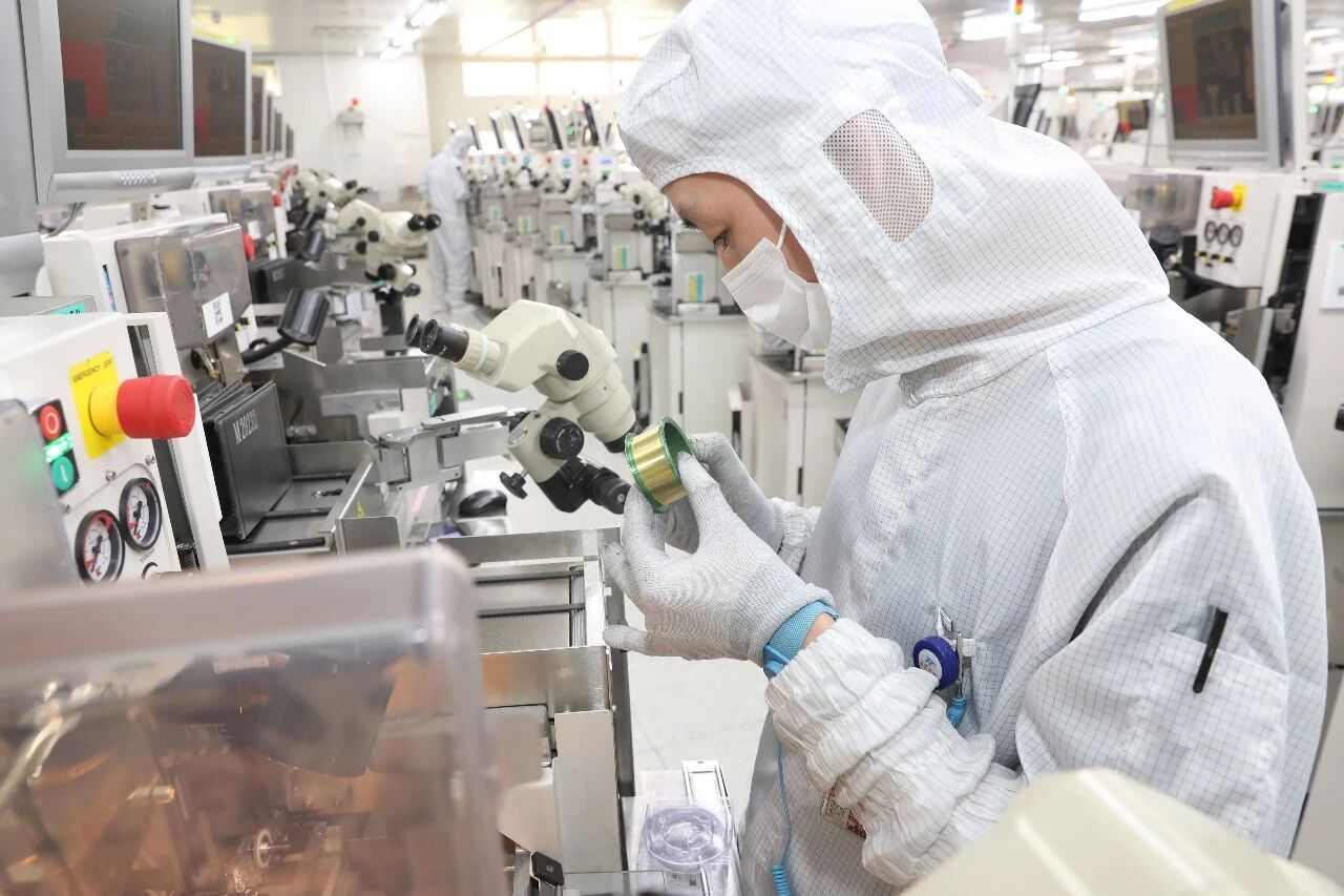 特斯拉一周两次涨价 车企抢芯片如抢房