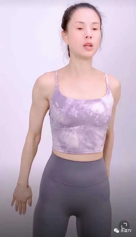 李若彤分享健身秘诀，发际线上移露出大额头，姑姑怎么了？