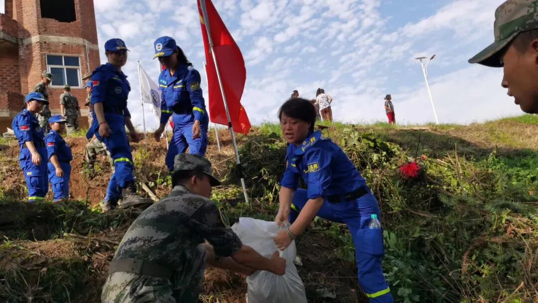 抗洪抢险■致敬！江西抗洪一线上的“花木兰”