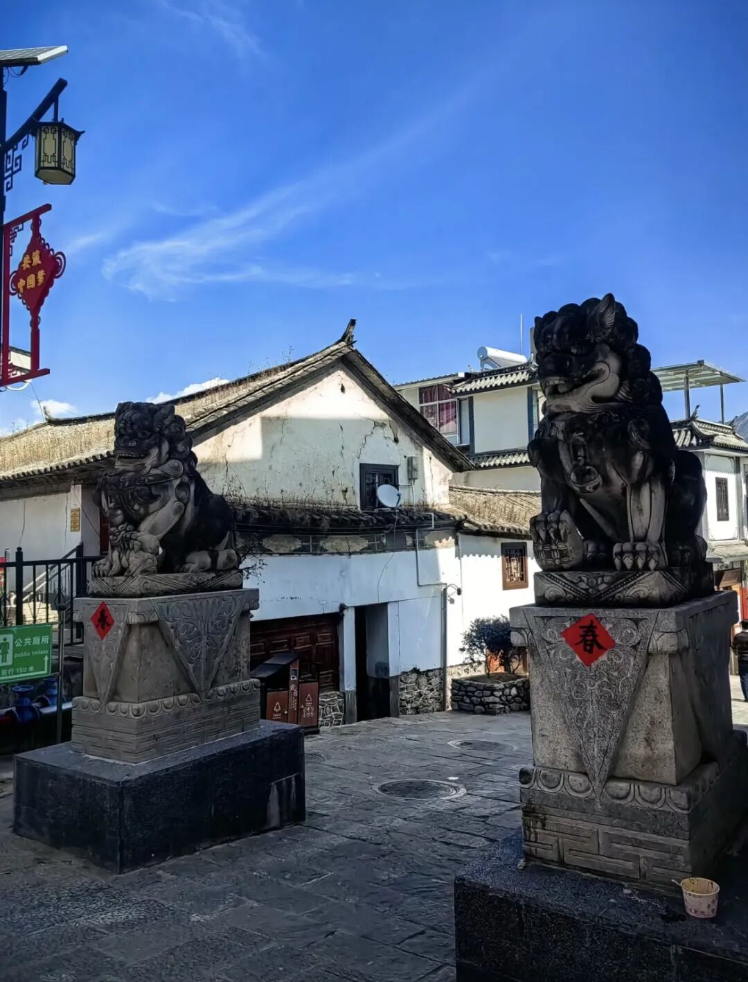一幢幢古宅排列有序,古镇内有着众多的白族民居9615,拥有丰富的
